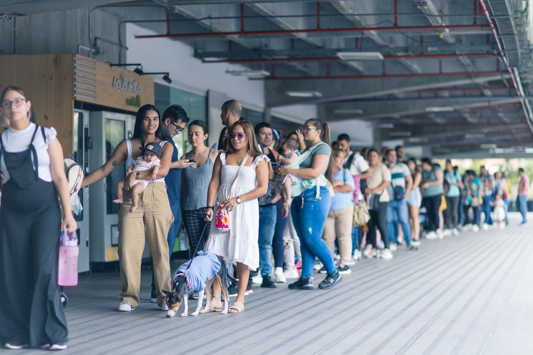 Familias haciendo fila en la entrada de FamyFest