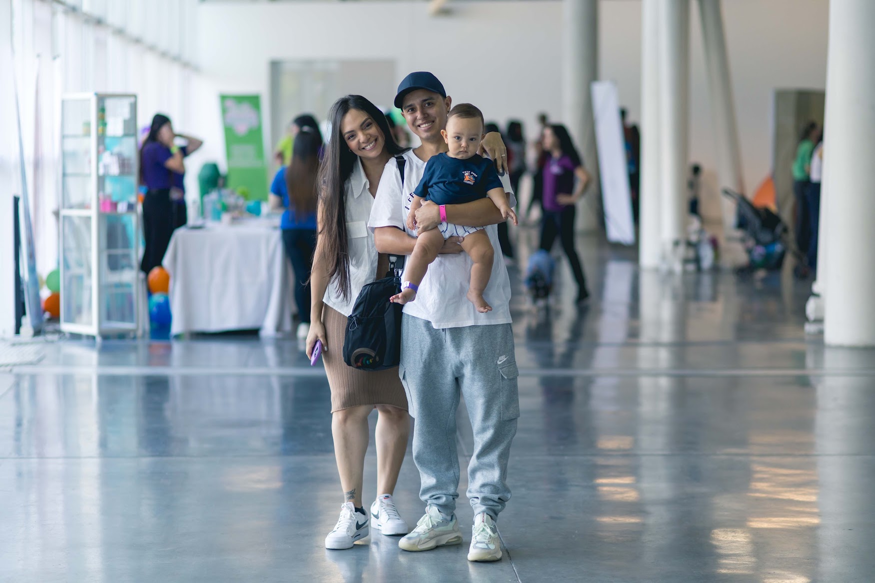 Pareja con su bebé disfrutando de FamyFest